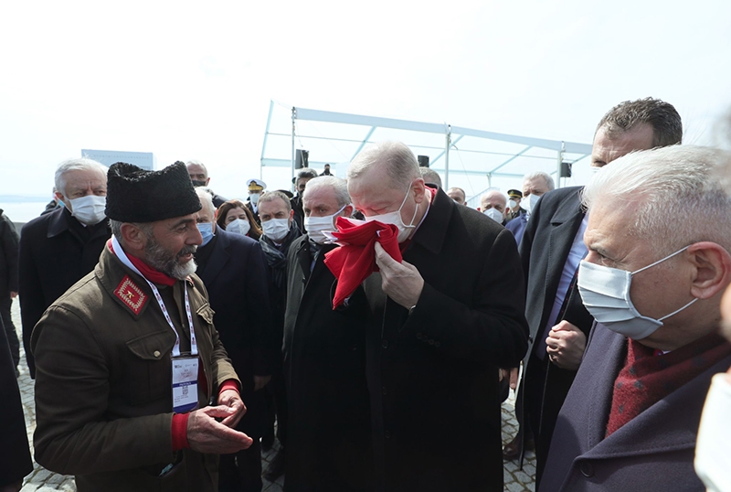 ALDIĞI BAYRAĞI CUMHURBAŞKANIMIZA TESLİM ETTİ…
