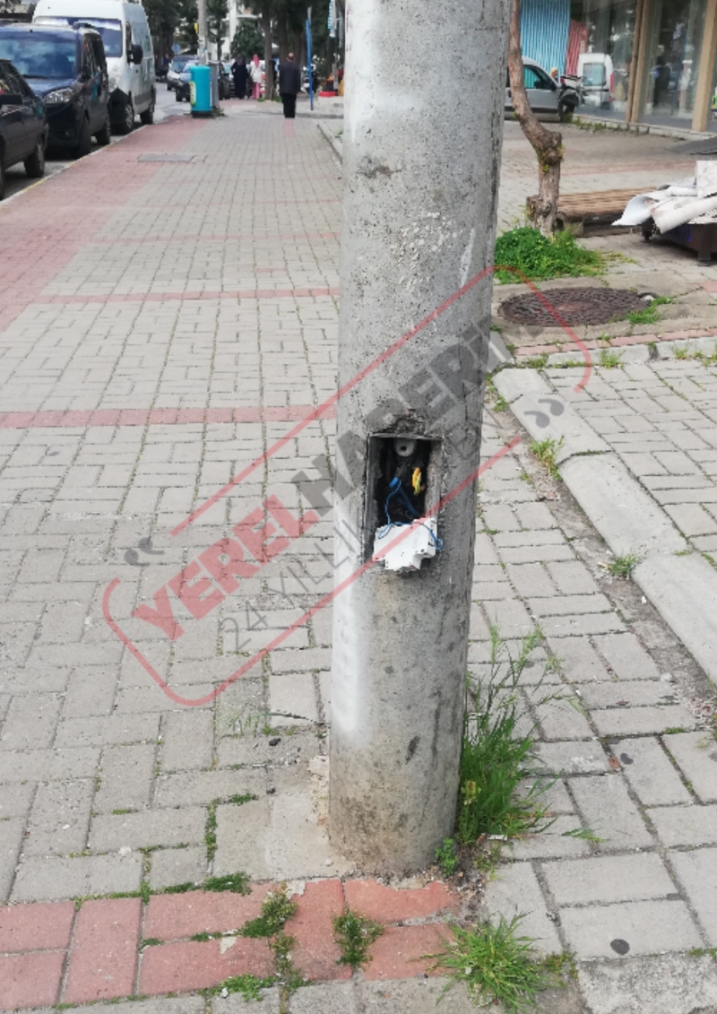 Tehlike saçan elektrik direği Zafer Bayramı neşesini gölgeliyor